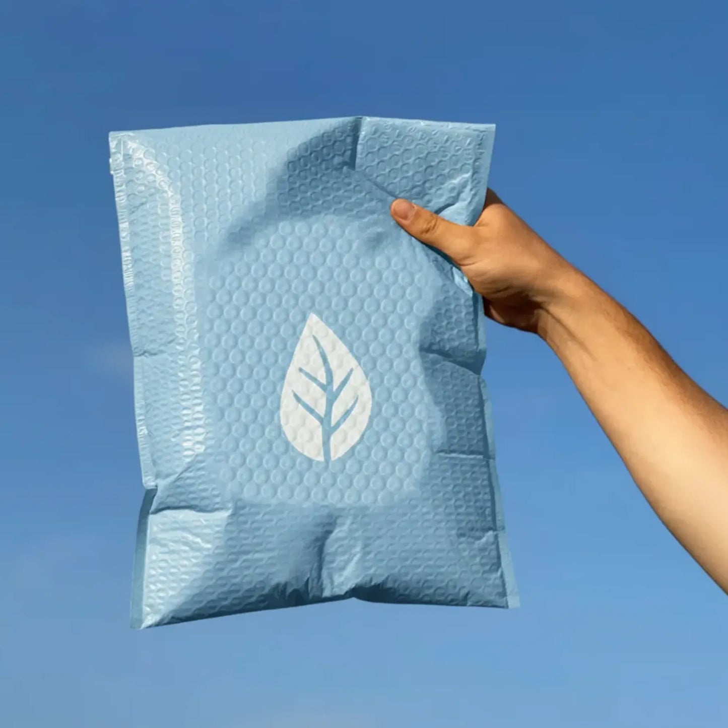 Recyclable custom bubble mailer with padded lining for secure and sustainable shipping.
2.