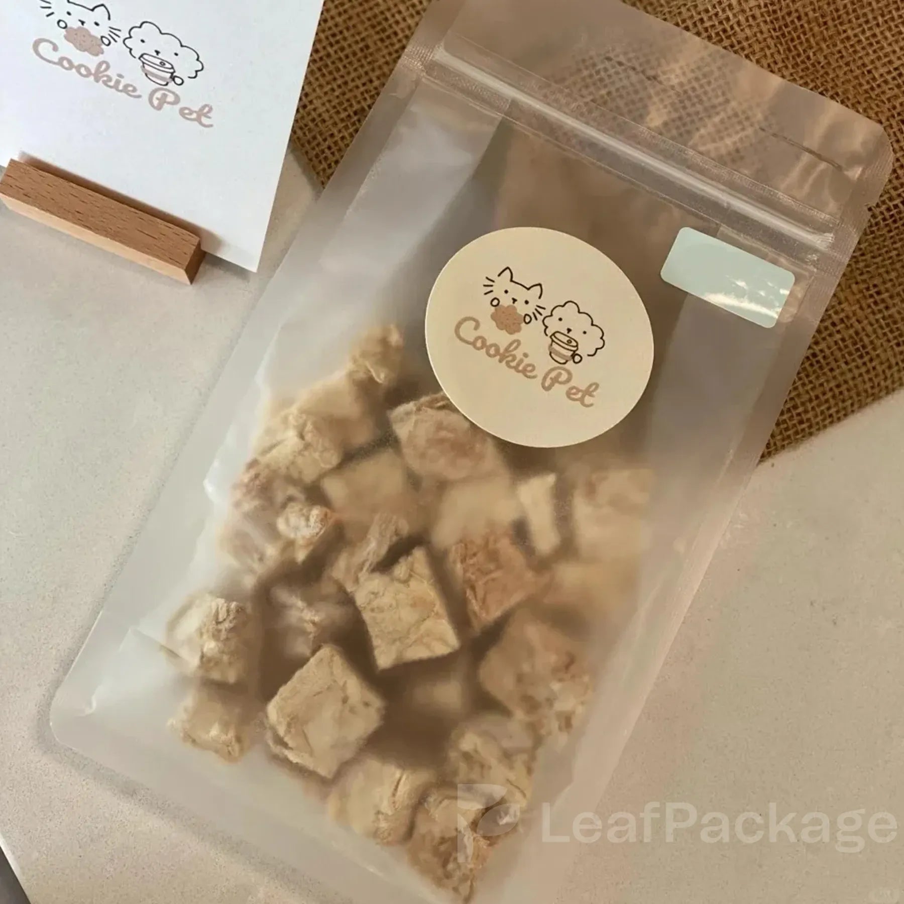 Eco-friendly custom freeze-dried pet treat bag, perfect for small businesses, offering resealable and durable packaging for dog and cat snacks.