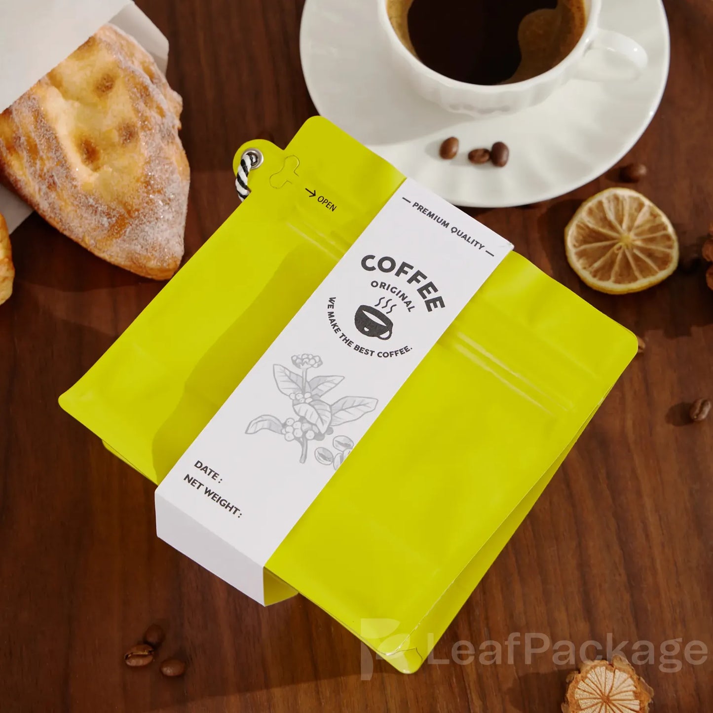 Durable kraft paper coffee pouches with sturdy handle design, customizable with logo printing, perfect for branding and convenient takeaway.