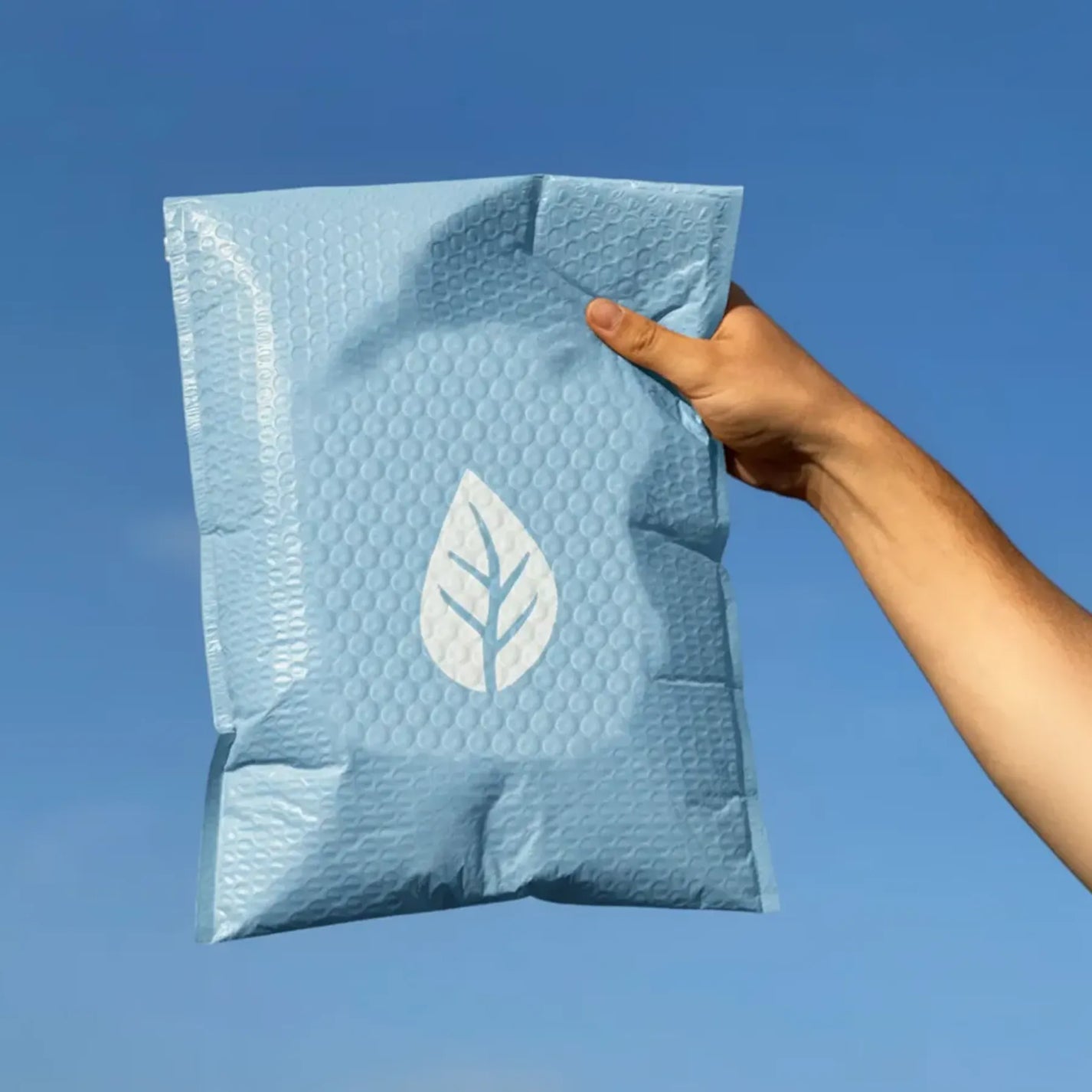 Recyclable custom bubble mailer with padded lining for secure and sustainable shipping.
2.