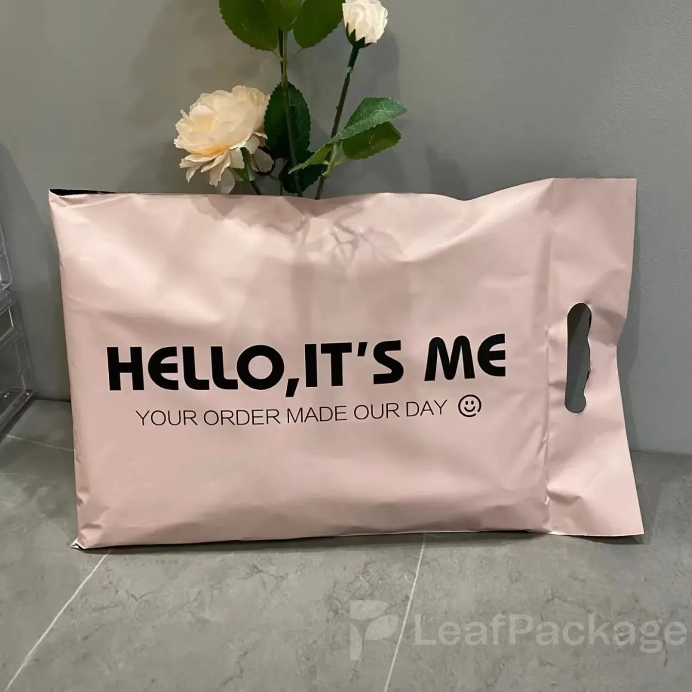 Eco-friendly custom plastic mailing bags with strong handles, ideal for small business e-commerce packaging solutions.
2