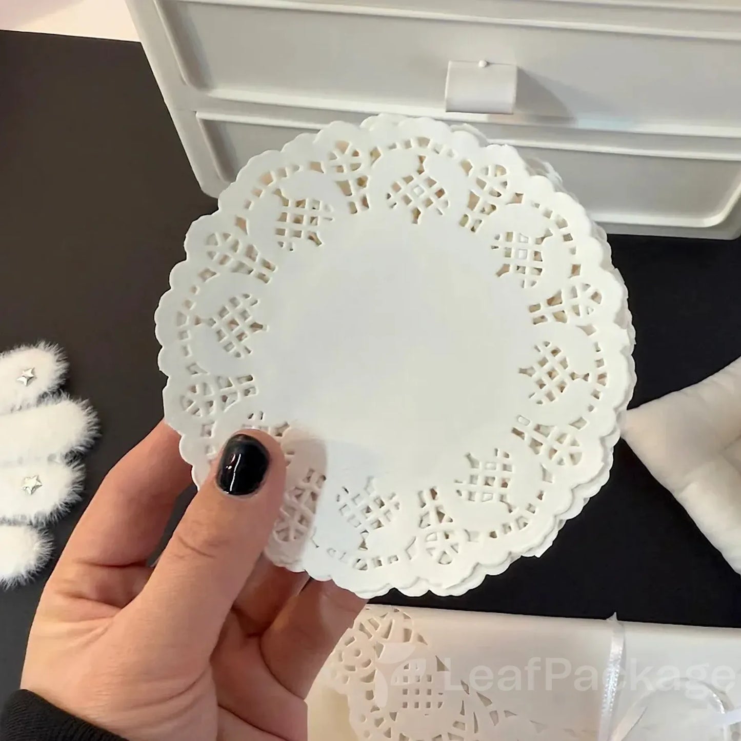 Beautiful lace-edge food paper pads designed for bakeries and cafés, offering both aesthetic appeal and hygienic protection for food presentation.