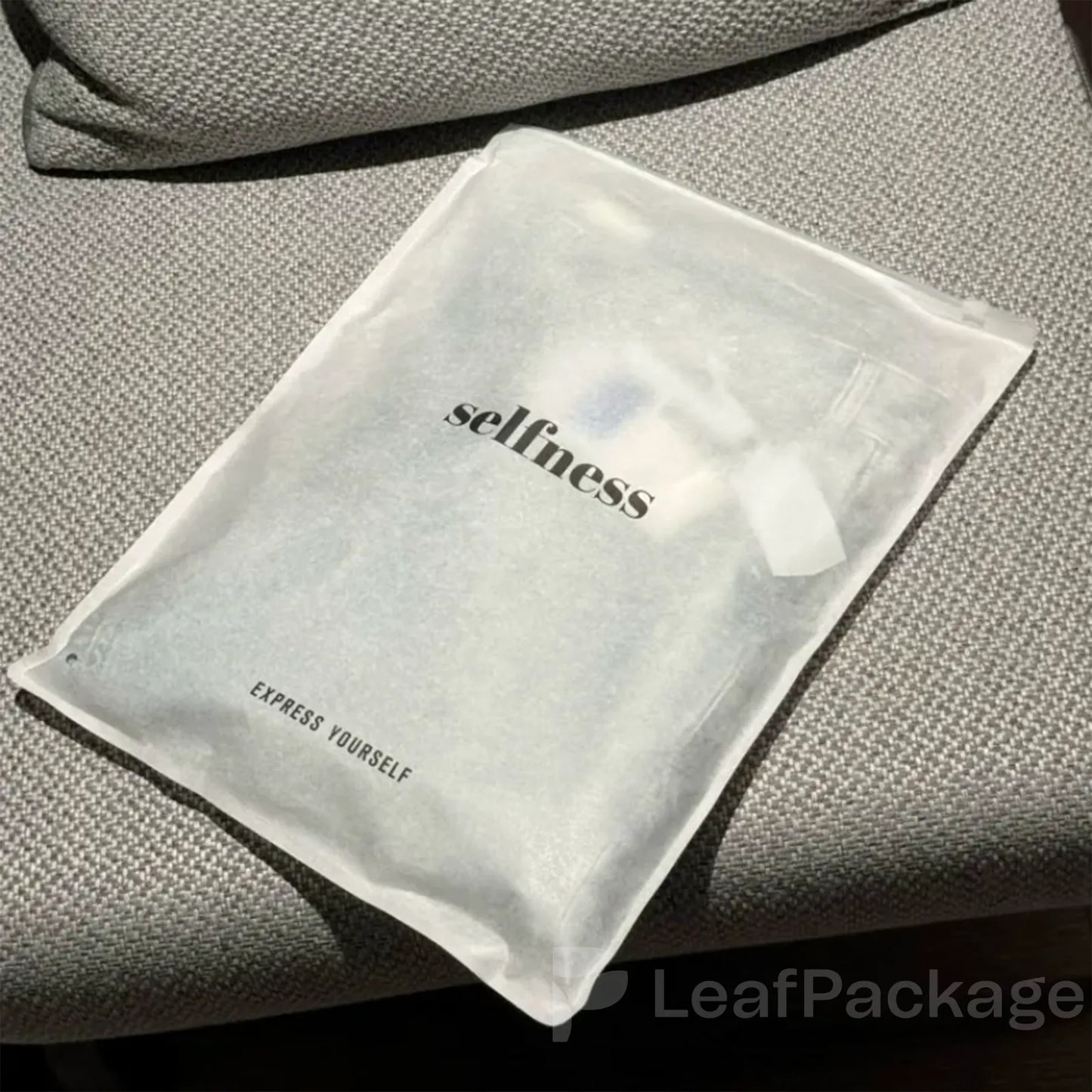 Eco-friendly tissue paper bags designed for clothing and apparel, perfect for sustainable and stylish packaging.