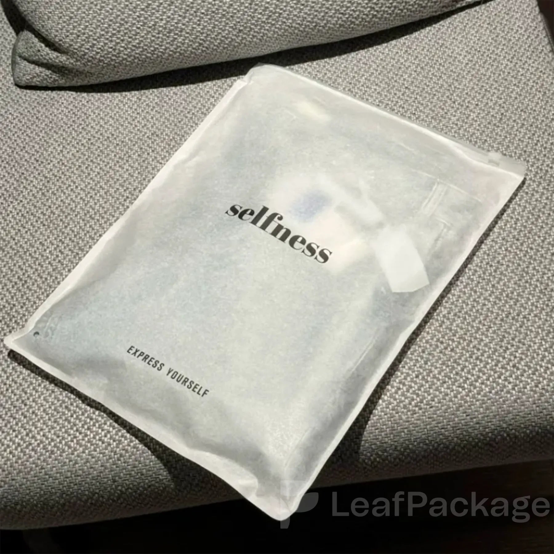 Eco-friendly tissue paper bags designed for clothing and apparel, perfect for sustainable and stylish packaging.