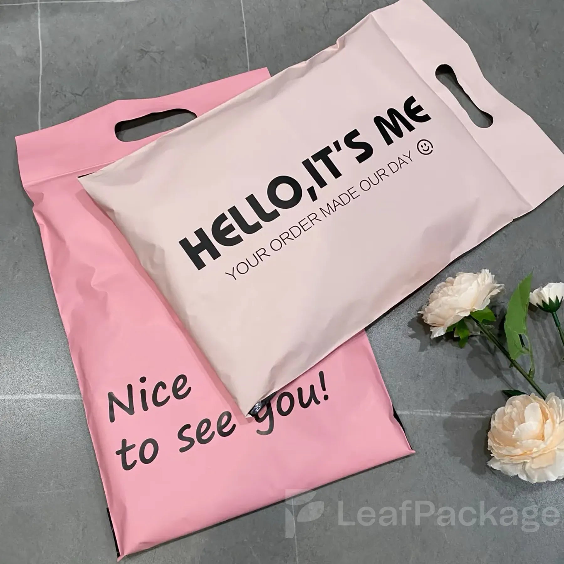 High-strength plastic courier bags with handle design, perfect for secure and convenient product delivery.