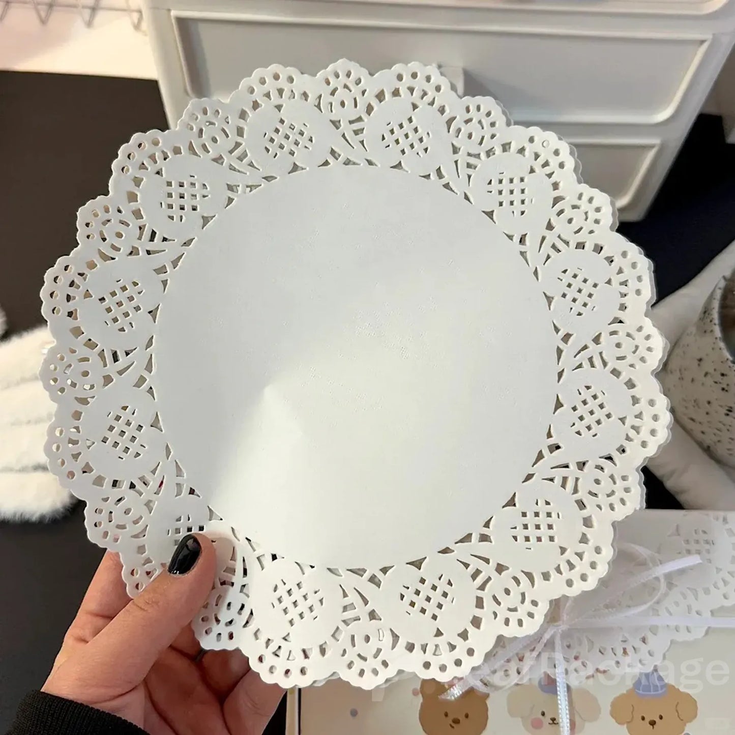 Elegant round paper doilies crafted from biodegradable materials, perfect for showcasing cakes, pastries, or cookies while supporting sustainable packaging practices.