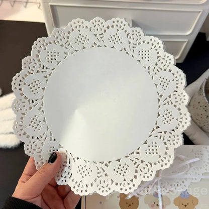 Elegant round paper doilies crafted from biodegradable materials, perfect for showcasing cakes, pastries, or cookies while supporting sustainable packaging practices.