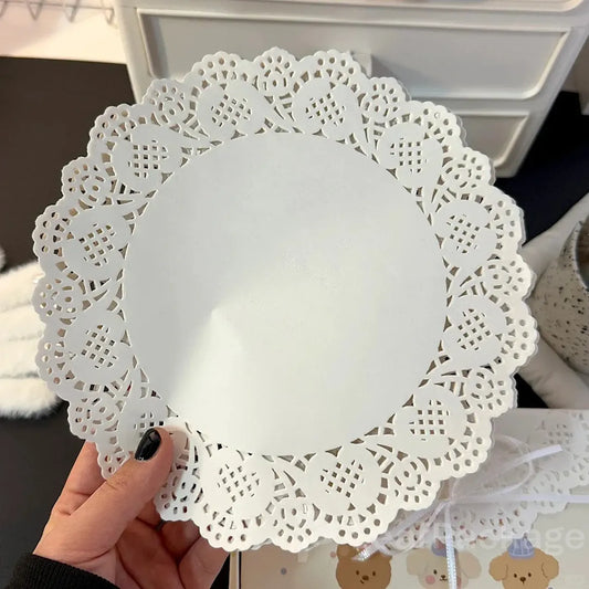Elegant round paper doilies crafted from biodegradable materials, perfect for showcasing cakes, pastries, or cookies while supporting sustainable packaging practices.