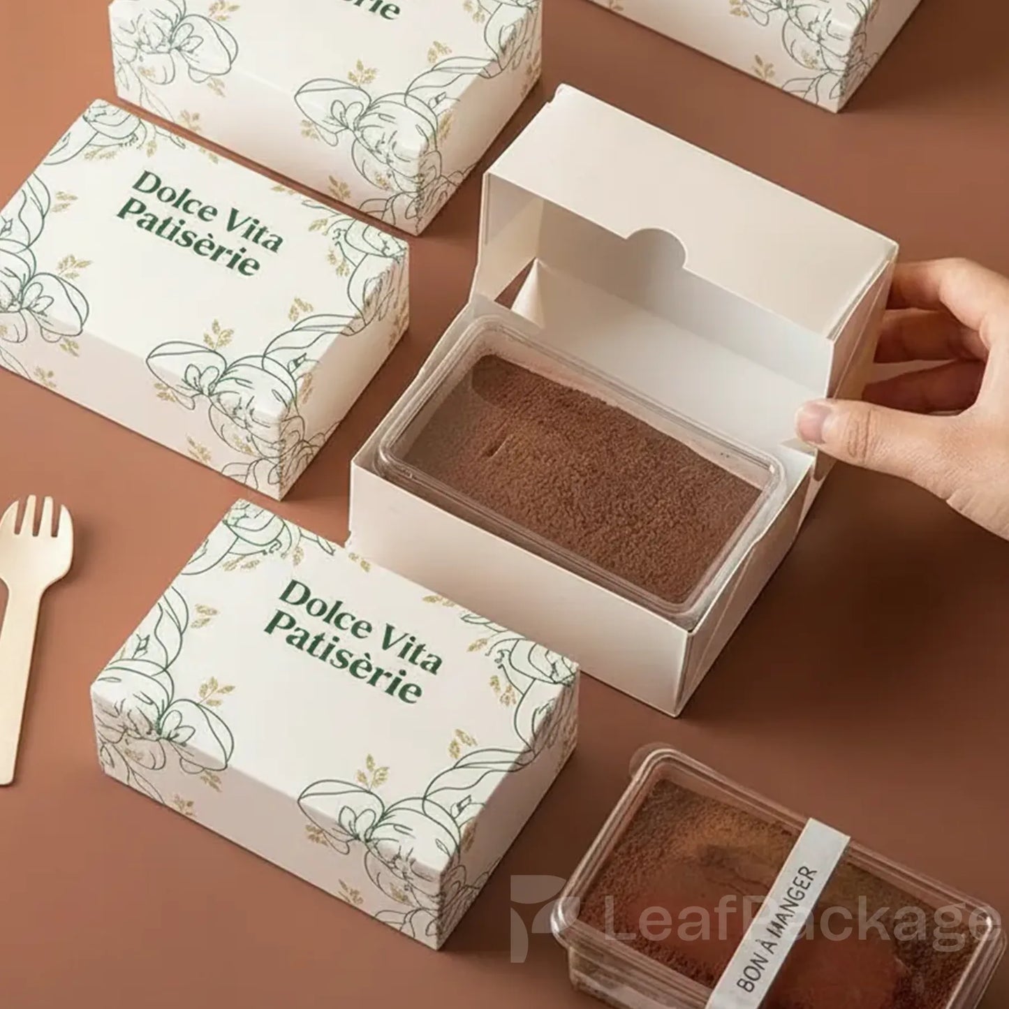 Customizable cake packaging boxes made from eco-friendly kraft paper by LeafPackage, perfect for small bakery businesses.