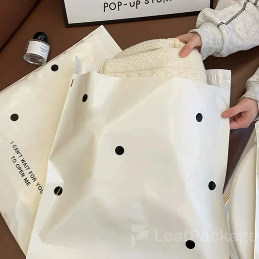 High-quality polyethylene plastic bags for e-commerce and apparel packaging, customizable in size and design.