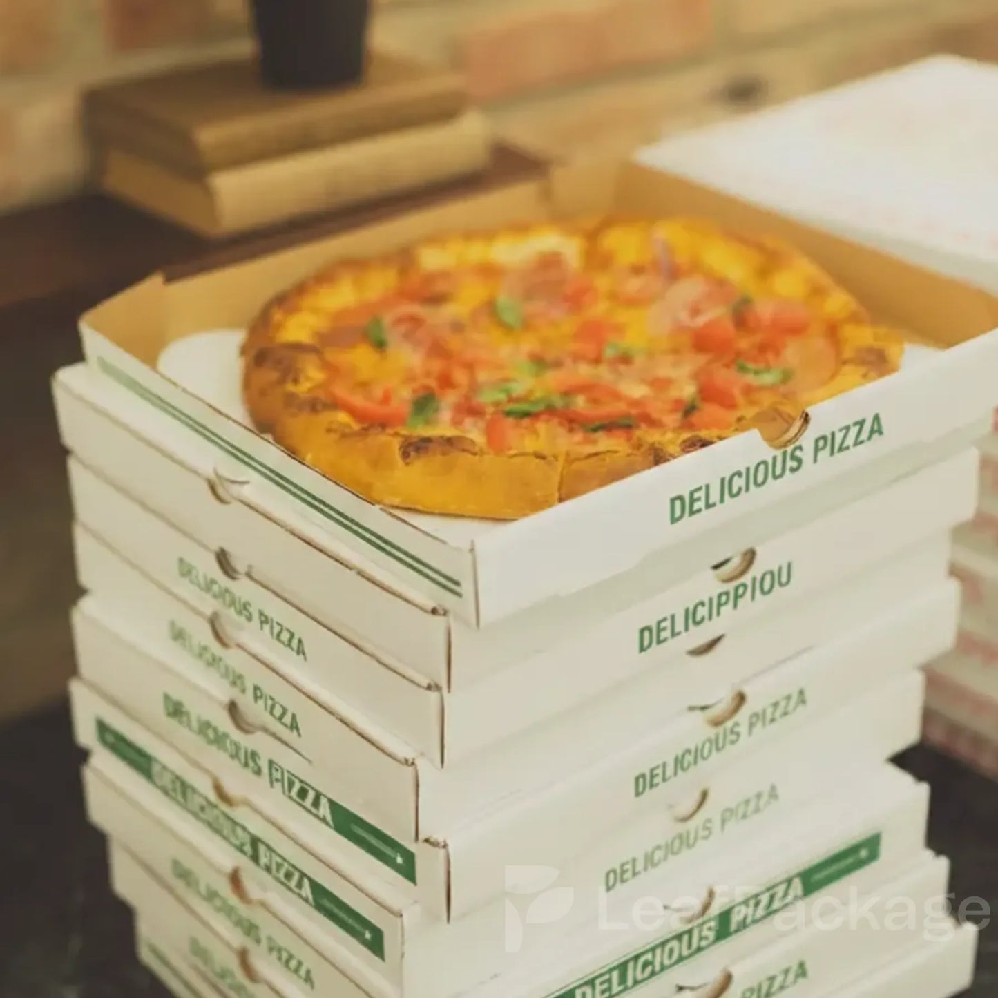 LeafPackage offers personalized pizza boxes, customizable in size and design, supporting small businesses with eco-conscious packaging solutions.
